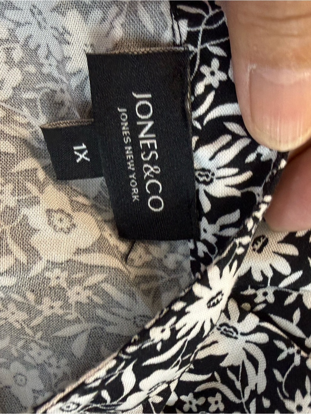 Jones & Co Women’s NWT Size 1X Black & White Floral V-Neck Top Sleeve Tie - Picture 4 of 7